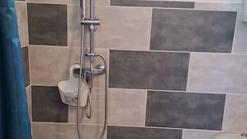 Douche, sèche-cheveux, serviettes fournies, papier toilette