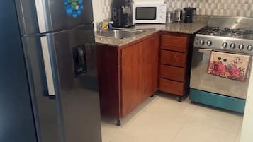 Departamento Confort, vista al océano | Cocina privada | Tostadora, licuadora, plancha de cocina y batidora