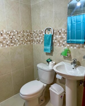 Căn hộ tiện nghi đơn giản, quang cảnh biển | Phòng tắm