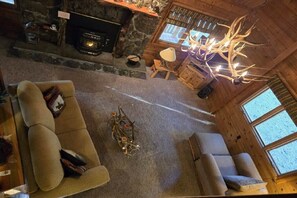 TV connectée, cheminée, livres