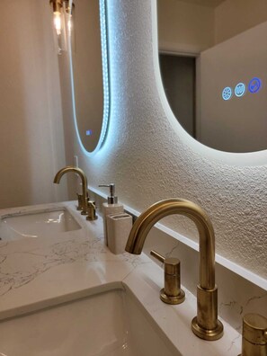 Serviettes fournies, papier toilette