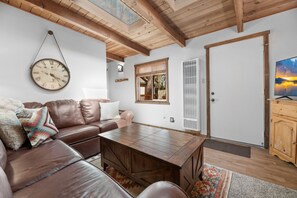 Una Smart TV, una chimenea, un reproductor de DVD, libros