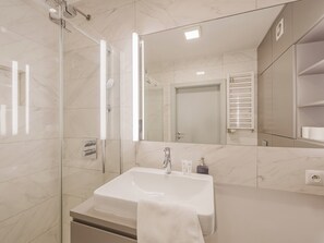 Shower, hair dryer, towels
