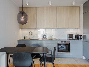 Fridge, microwave, oven, stovetop - Wilda Chic Apartment (Poznań)