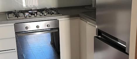 Een koelkast, een magnetron, een oven, een kookplaat