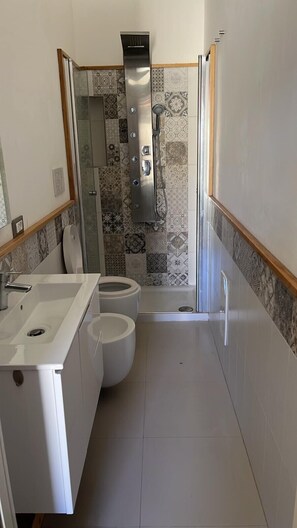 Bruser, hårtørrer, bidet, håndklæder