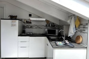 Réfrigérateur, micro-ondes, plaque de cuisson, cafetière/bouilloire