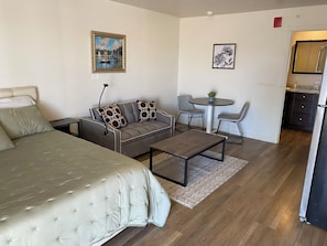 1 bedroom, iron/ironing board, WiFi, bed sheets - 1-bedroom suite on 1st Fl. in Green River with AC, WiFi, a kitchen and laundry. (Green River)