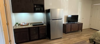  1-bedroom suite on 1st Fl. in Green River with AC, WiFi, a kitchen and laundry.