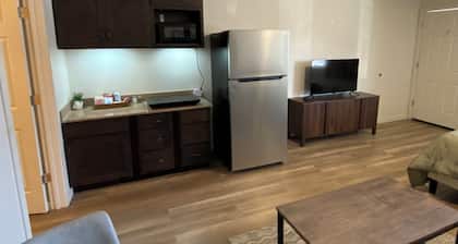 1-bedroom suite on 1st Fl. in Green River with AC, WiFi, a kitchen and laundry.