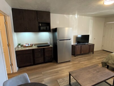  1-bedroom suite on 1st Fl. in Green River with AC, WiFi, a kitchen and laundry.