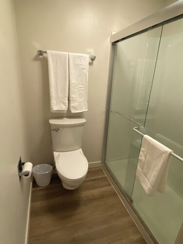  1-bedroom suite on 1st Fl. in Green River with AC, WiFi, a kitchen and laundry.