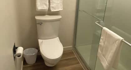 1-bedroom suite on 1st Fl. in Green River with AC, WiFi, a kitchen and laundry.