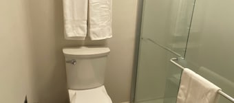 1-bedroom suite on 1st Fl. in Green River with AC, WiFi, a kitchen and laundry.