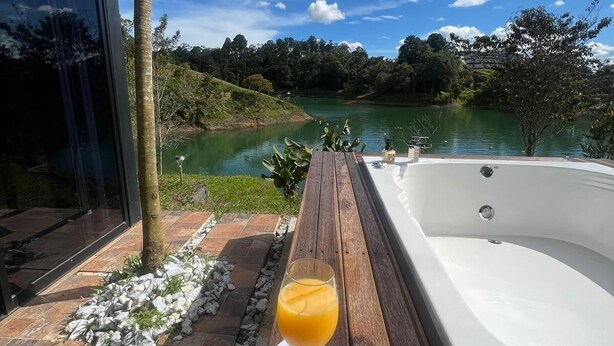 Outdoor spa tub - SINPRISA "NOT RUSH "PRECIOUS CABIN! withJacuzzi, stone view, direct access to the reservoir (GUATAPE)