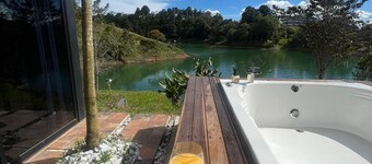 SINPRISA "NOT RUSH "PRECIOUS CABIN! withJacuzzi, stone view, direct access to the reservoir