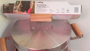 A stainless steel BBQ set with a lid, placed on a wooden stand. - SINPRISA "NOT RUSH "PRECIOUS CABIN! withJacuzzi, stone view, direct access to the reservoir (GUATAPE)