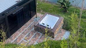 A modern house with a glass facade, a hot tub, and a view of a lake and a mountain. - SINPRISA "NOT RUSH "PRECIOUS CABIN! withJacuzzi, stone view, direct access to the reservoir (GUATAPE)