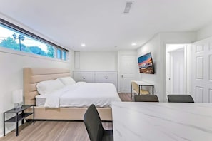 Een bureau, een strijkplank/strijkijzer, wifi, beddengoed