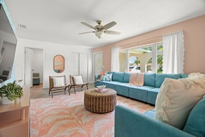 Smart TV - Surfs Up! Heated Pool+Golf+Games, Sleeps 10, 15 min to beaches! (Largo)