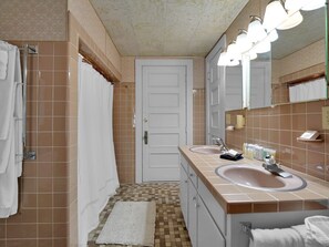 Séchoir à cheveux, serviettes fournies, savon, shampooing