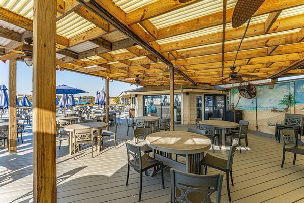 Outdoor dining - (9) Luxury 7BR | Pool & Hot Tub | Elevator | Beach (Hilton Head Island)