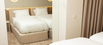 Central 1BR - Twin to King Bed, Fast Wi-Fi + 65" Smart TV