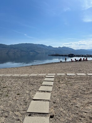 Chaises longues, serviettes de plage