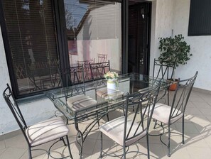 تناول الطعام بالخارج