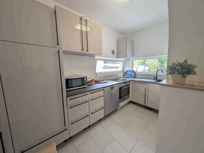 ثلاجة، ميكروويف، فرن، موقد طهي مسطح