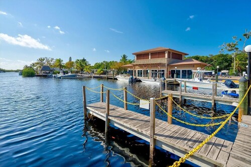 Key Largo Kampground Brand New 2025 RV 2BR + 2 Lofts, 2BA Pool & Marina