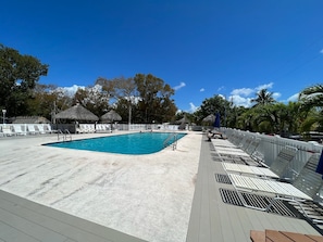 Piscine extérieure, piscine chauffée