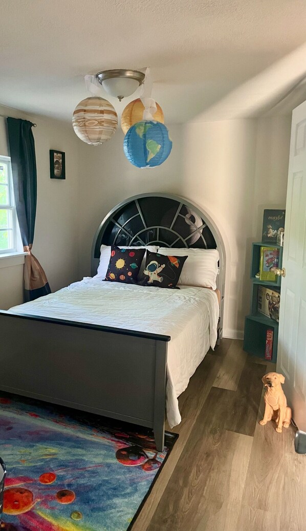 4 bedrooms, iron/ironing board, WiFi, bed sheets
