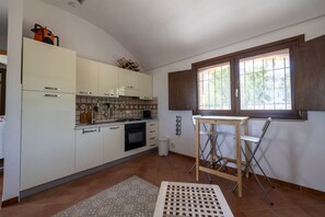 Réfrigérateur, un four, surface de cuisson, lave-vaisselle