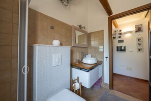 Shower, hair dryer, bidet, towels -  L'Angolo Perfetto: country cottage with swimming pool (Carovigno)
