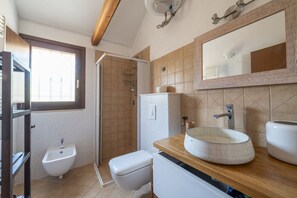 Ducha, secador de pelo, bidet, toallas