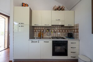 Frigorífico, horno, placa de cocina y lavavajillas