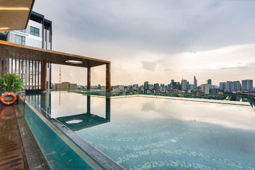 Una piscina infinita en la azotea con vistas al horizonte de la ciudad.