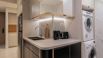 Apartament de luxe, 2 dormitoris, balcó, vistes a la ciutat | Cuina privada | Frigorífic, microones, forn i placa de cuina