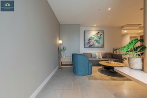 Luxury-Apartment, 2 Schlafzimmer, Balkon, Stadtblick | Wohnbereich | 42-Zoll-Flachbildfernseher mit Kabelempfang, Bücher, Videothek