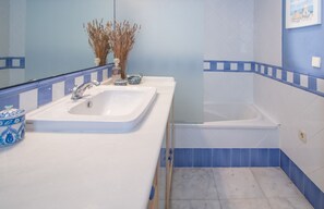 Regadera, secadora de cabello, bidet, toallas 