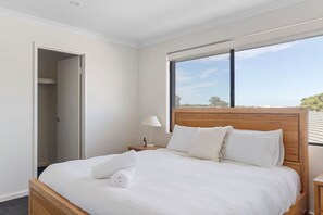 4 bedrooms, iron/ironing board, free WiFi