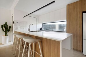 Réfrigérateur, four à micro-ondes, un four, surface de cuisson