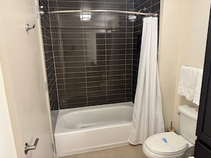 Haartrockner, Handtücher, Seife, Toilettenpapier