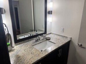 Hair dryer, towels, soap, toilet paper - Large downtown Dallas apartment with a view (Dallas)
