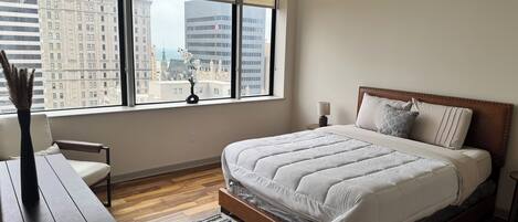 1 habitación, tabla de planchar con plancha, wifi gratis y ropa de cama