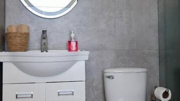 Ducha, toallas, jabón, shampoo