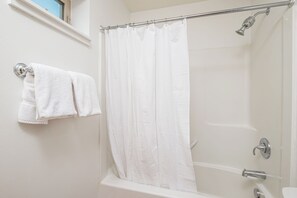 Séchoir à cheveux, serviettes fournies, shampooing, papier de toilette