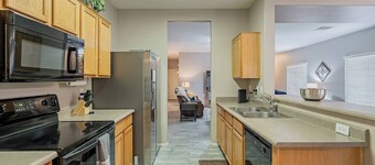 Large 3 Bedroom Home On Golf Course W/ Pool