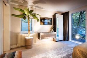 3 bedrooms, desk, iron/ironing board, travel cot